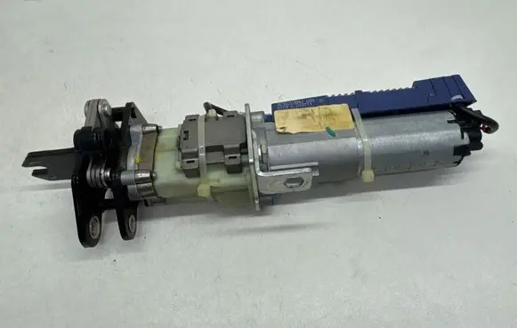 Volkswagen PASSAT B7 Soft lock spindle drive 3C9827384J