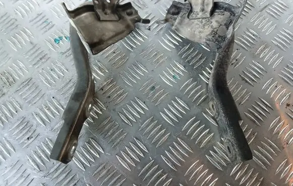 Suzuki Swift III Engine bonnet/hood hinges