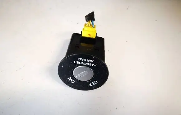 KIA Carens II Passenger airbag on/off switch 