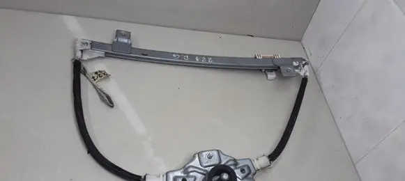 Rear door manual window regulator