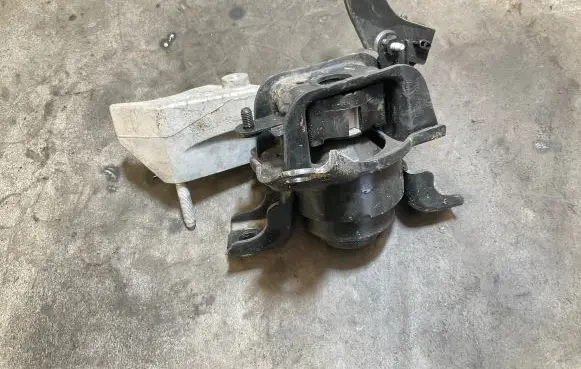 Engine mount bracket