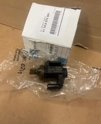 BMW 5 F10 F11 Vacuum valve 70478502 11748570591 8570591