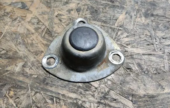Porsche 928 Front shock absorber mounting bracket 