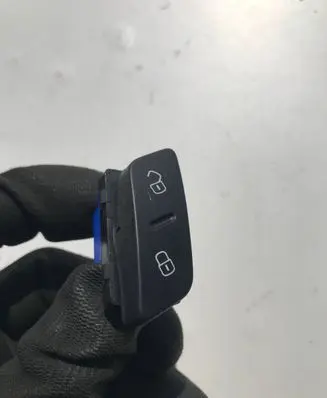 Volkswagen PASSAT B7 Central locking switch button 3AA962125 339204S