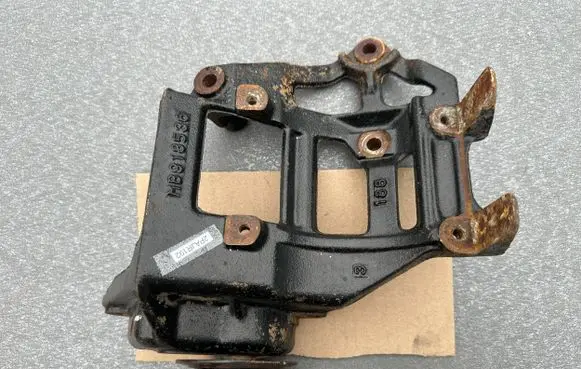 Mitsubishi Pajero A/C compressor mount bracket MB918536