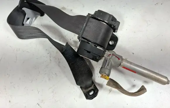 Volvo S40 Rear seatbelt 30615804