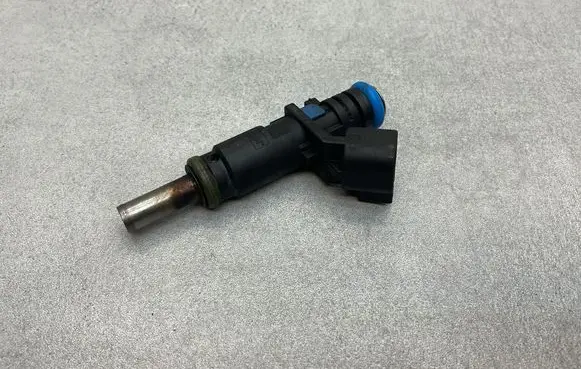 Opel Mokka Fuel injector 55562599