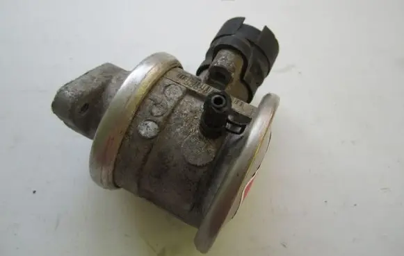Volkswagen Golf IV Secondary air pump 037131351C