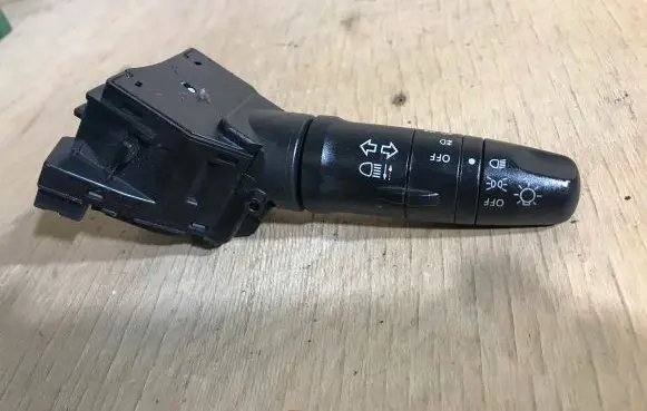 Nissan Primera Indicator stalk 25540AV600