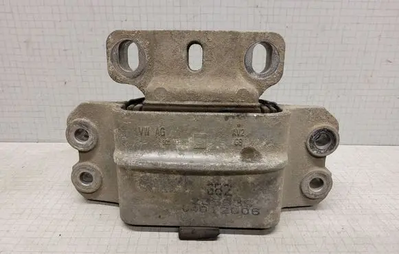 Volkswagen PASSAT B6 Engine mount bracket 3C0199555
