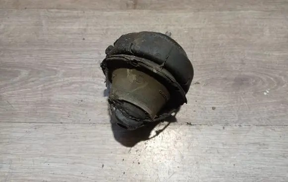 Volvo S60 Engine mount bracket 8683936