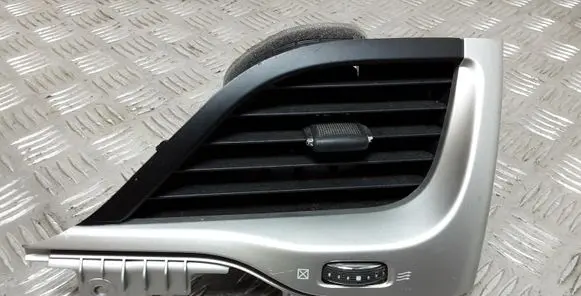 Jeep Cherokee Dashboard side air vent grill/cover trim 75528A01
