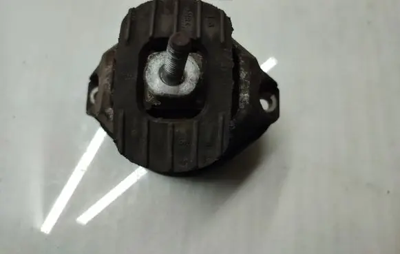 BMW 5 E60 E61 Engine mount bracket 6761091