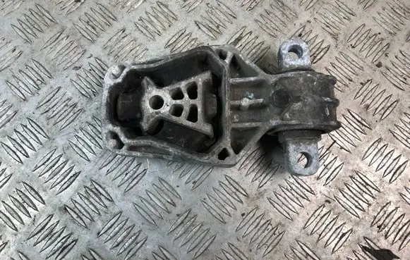 Mercedes-Benz CLA C117 X117 W117 Engine mount bracket A2462401209