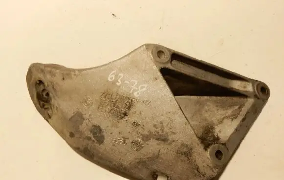 Engine mounting bracket