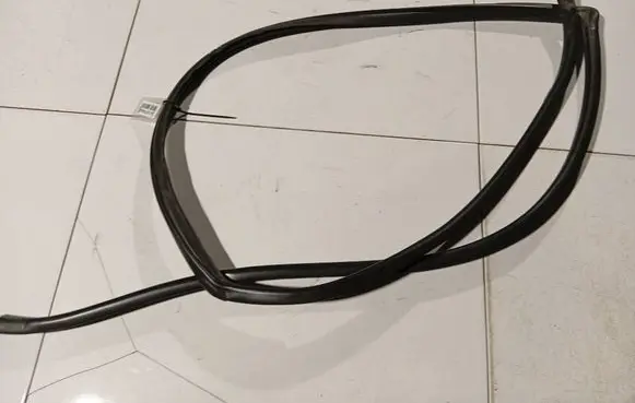 Toyota Corolla Verso AR10 Rubber seal front coupe door 