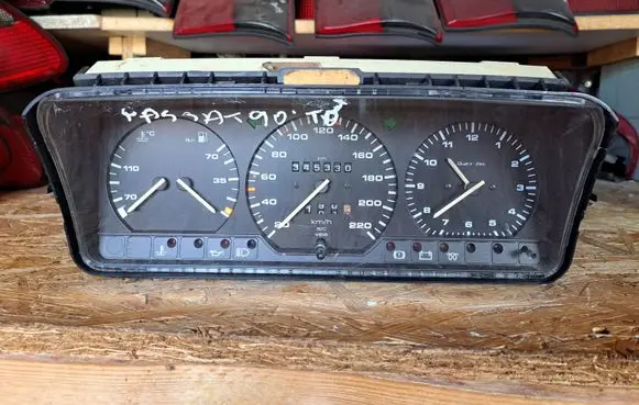 Volkswagen PASSAT B3 Speedometer (instrument cluster) 357919033DH