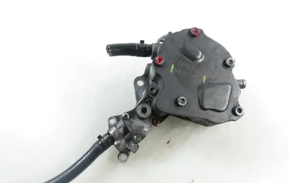 Volkswagen PASSAT B5.5 Vacuum pump 038145209A
