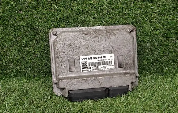 Skoda Fabia Mk2 (5J) Engine control unit/module ECU 03D906023 5WP40414