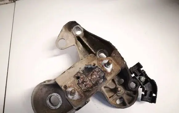 Engine mounting bracket