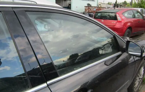 Renault Laguna III Front door window glass four-door 