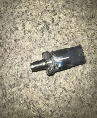 BMW 5 E39 Fuel pressure sensor 0281002475