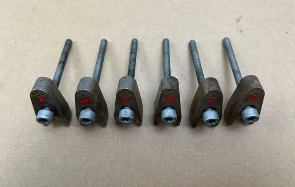 Mercedes-Benz E W211 Fuel Injector clamp holder 