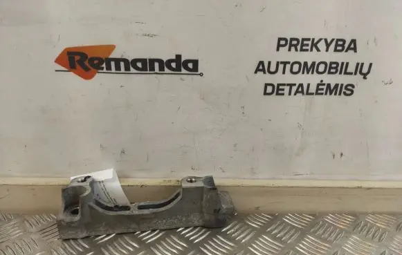 Toyota RAV 4 (XA40) Engine mounting bracket
