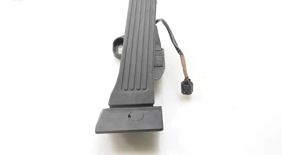 Accelerator throttle pedal