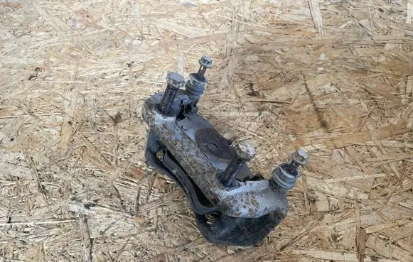 Mercedes-Benz C W203 Front Brake Caliper Pad/Carrier 