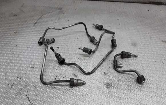 Toyota Avensis T220 Fuel injector supply line/pipe 