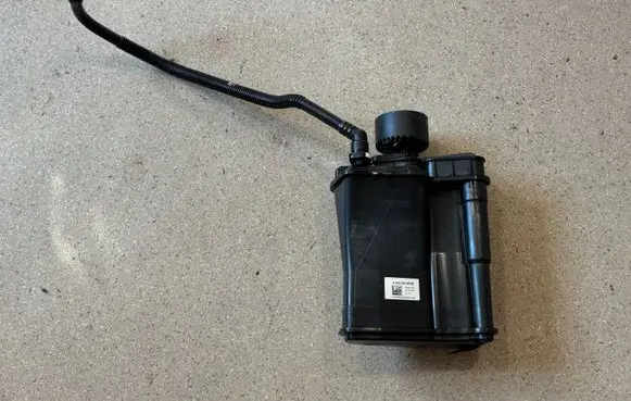 Active carbon filter fuel vapour canister