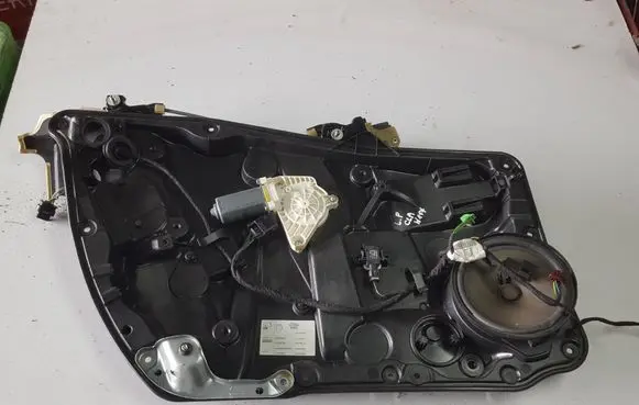 Mercedes-Benz CLA C117 X117 W117 Front door window regulator with motor