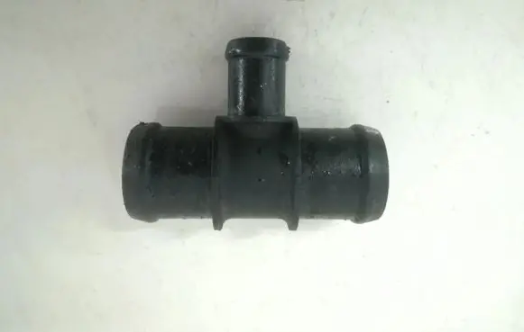 Volkswagen PASSAT B6 Engine coolant pipe/hose 323220