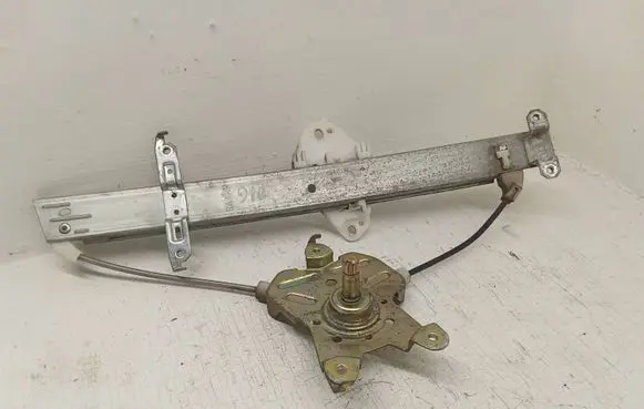 Rear door manual window regulator