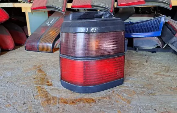 Volkswagen PASSAT B3 Rear/tail lights 333945111