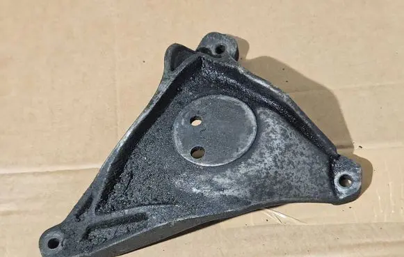 BMW 5 E39 Engine mounting bracket 1096080