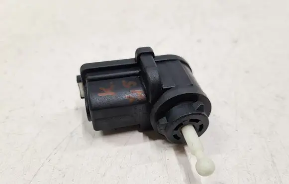 Volkswagen Golf V Headlight level adjustment motor 1J0941295B