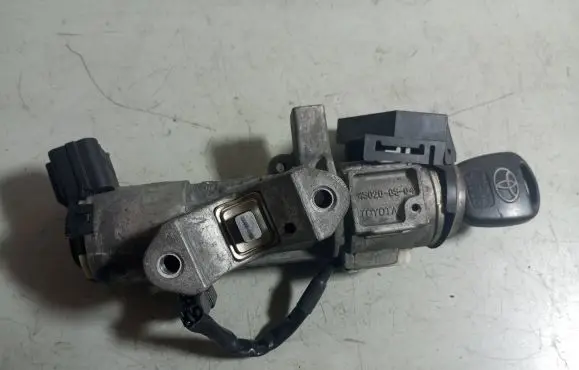 Toyota Avensis T250 Ignition lock 450200504
