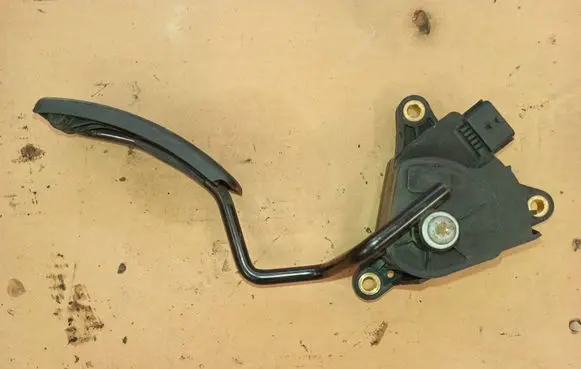 Renault Clio III Accelerator throttle pedal 8200297335