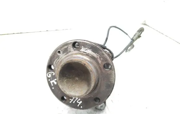 Rear wheel hub spindle/knuckle