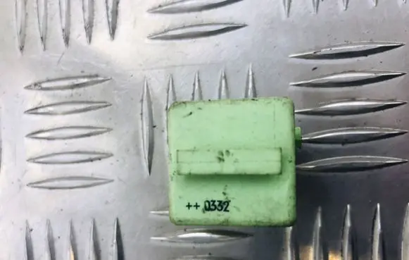 BMW 5 E39 Other relay 61368373700