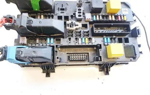 Opel Zafira B Fuse box set 13220829 5dk008669-43