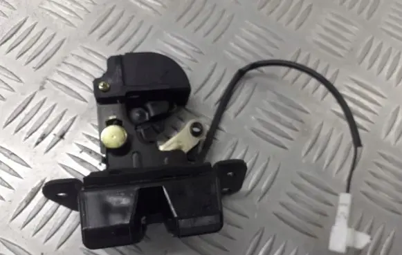 KIA Rio Tailgate exterior lock 