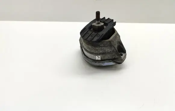 BMW 5 E60 E61 Engine mount bracket 6770642 677064202 15934612
