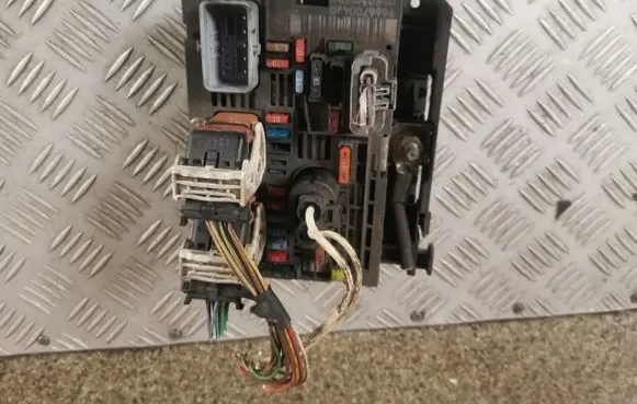 Peugeot 308 SW Fuse module 9666700480