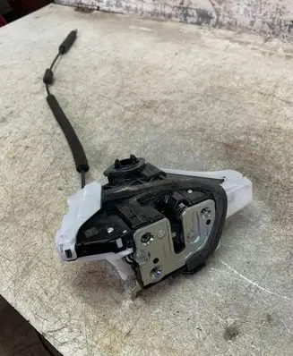 Nissan Qashqai J12 Front door lock 805006ua0a