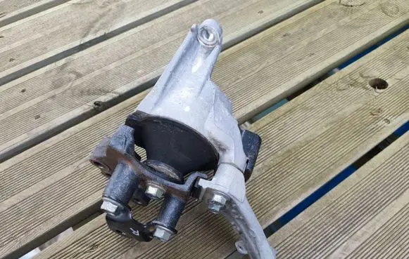 Engine mount bracket
