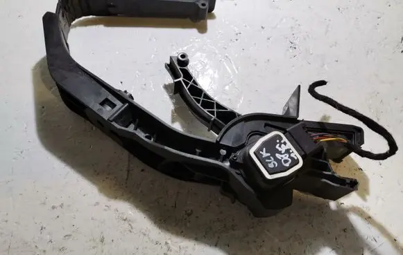 Mercedes-Benz SLK R171 Accelerator throttle pedal A2033000904
