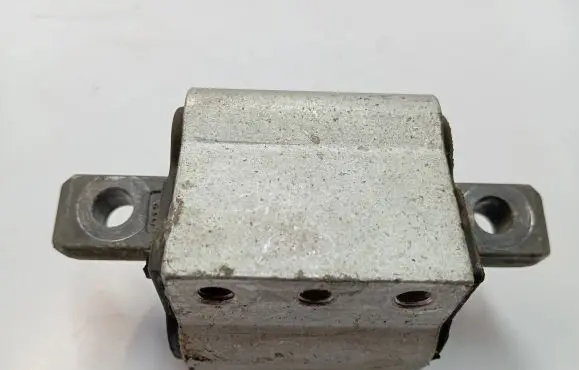 Mercedes-Benz C AMG W204 Gearbox mount 7421070